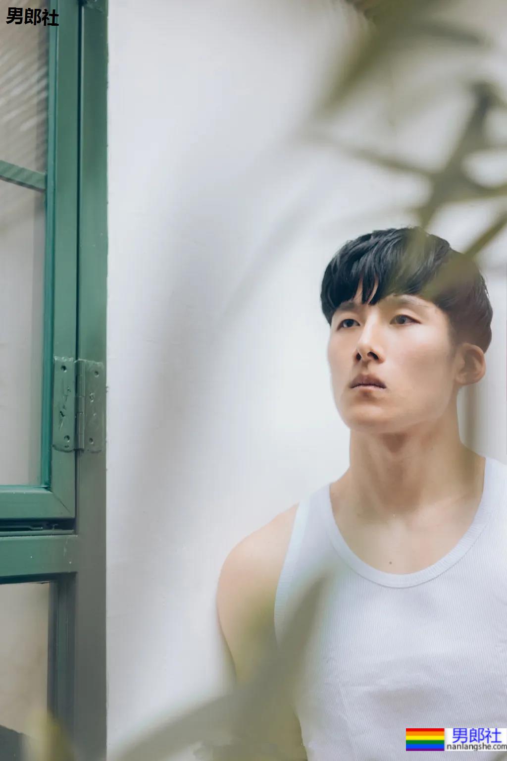 185CM腹肌小哥新俬照泄出，大鼻子榨汁腰真吸引！ - 51虹马