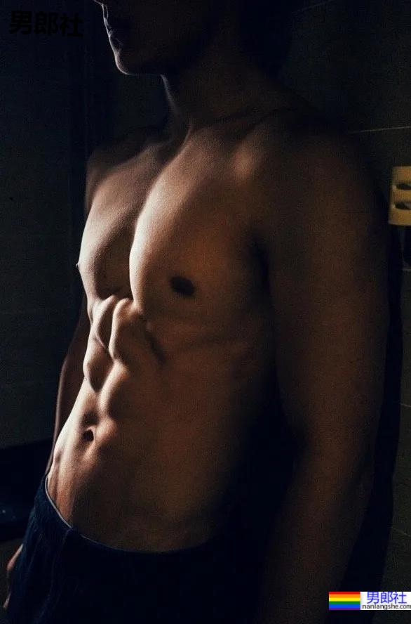 185CM腹肌小哥新俬照泄出，大鼻子榨汁腰真吸引！ - 51虹马