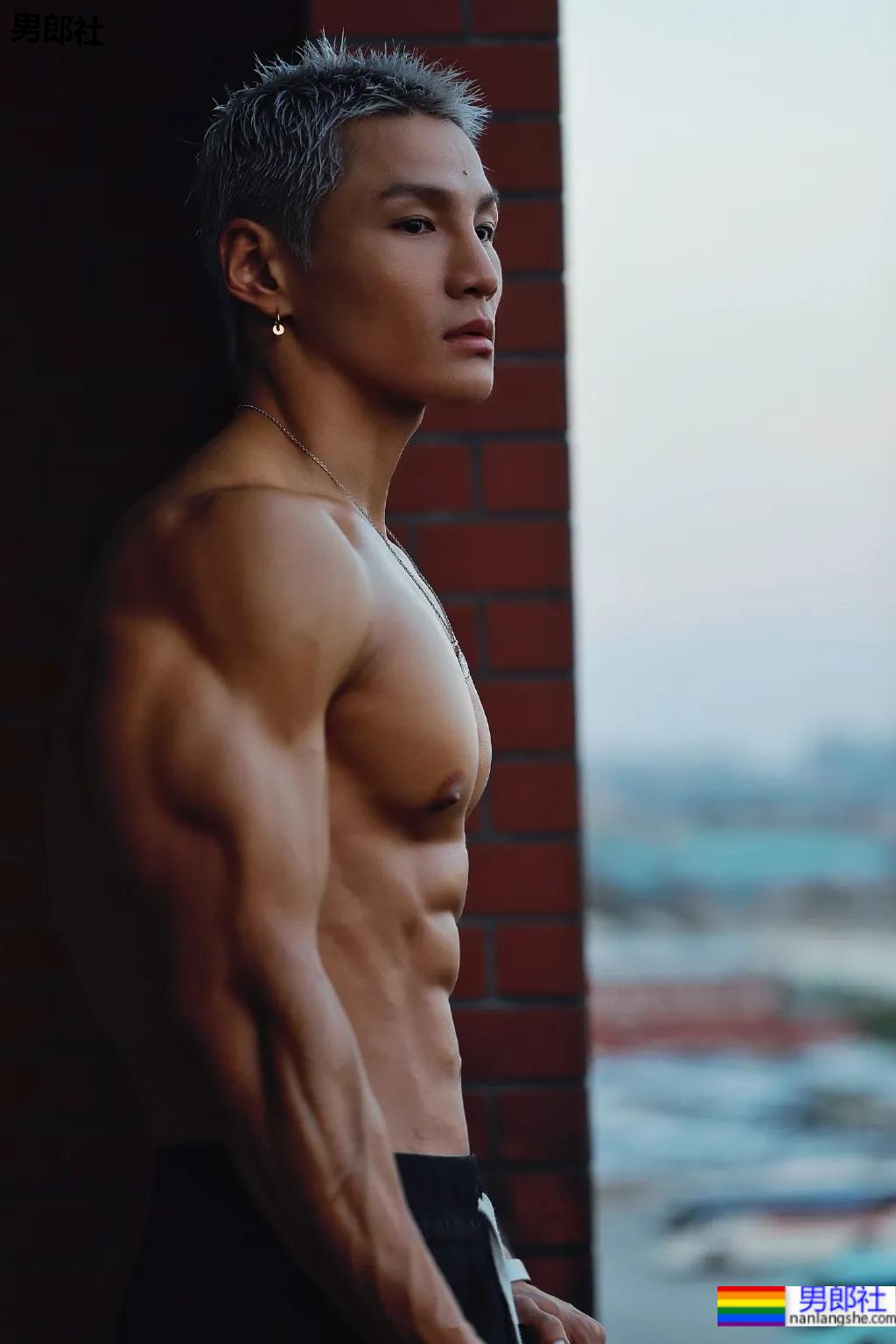 8位网红肌肉博主秀腹肌！腱子肉演员私教模特，你抵抗得了吗？ - 51虹马