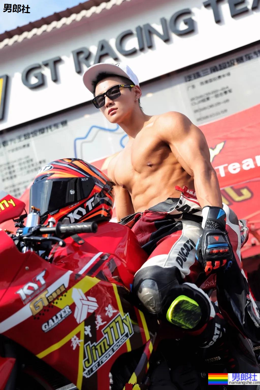 8位网红肌肉博主秀腹肌！腱子肉演员私教模特，你抵抗得了吗？ - 51虹马