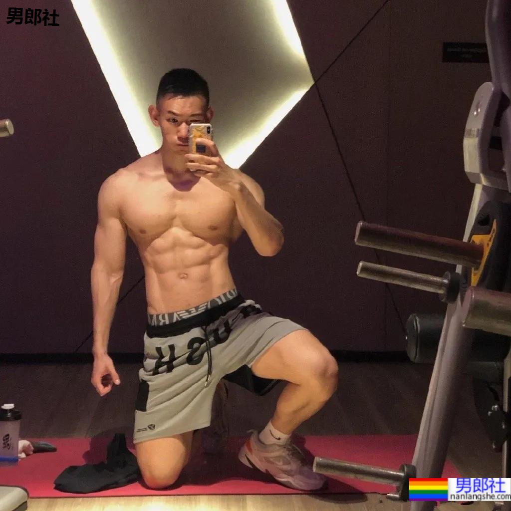 8位网红肌肉博主秀腹肌！腱子肉演员私教模特，你抵抗得了吗？ - 51虹马