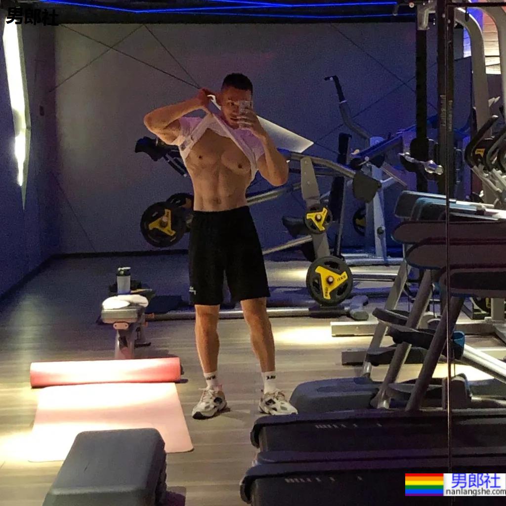 8位网红肌肉博主秀腹肌！腱子肉演员私教模特，你抵抗得了吗？ - 51虹马