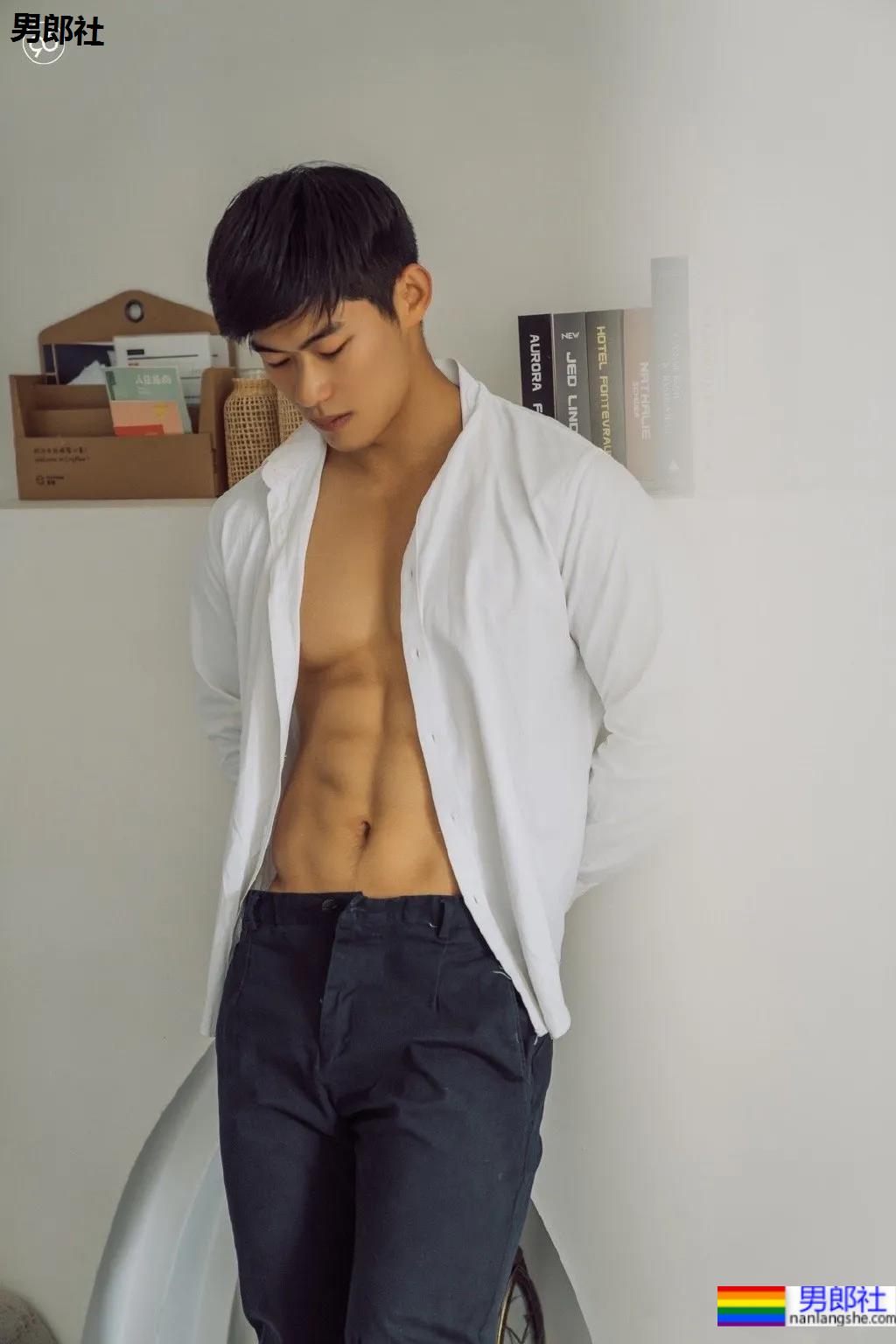 小麦色腹肌大男孩,这个身材有点炸! - 51虹马 小麦色腹肌大男孩,这个身材有点炸! - 51虹马