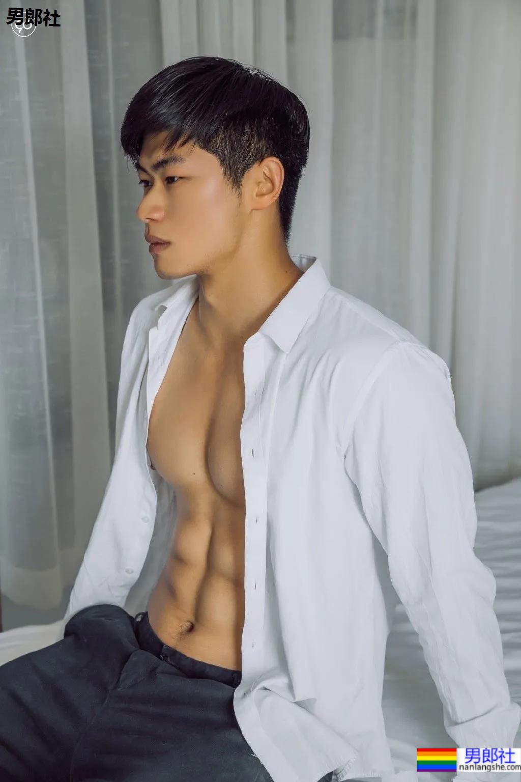 小麦色腹肌大男孩,这个身材有点炸! - 51虹马 小麦色腹肌大男孩,这个身材有点炸! - 51虹马