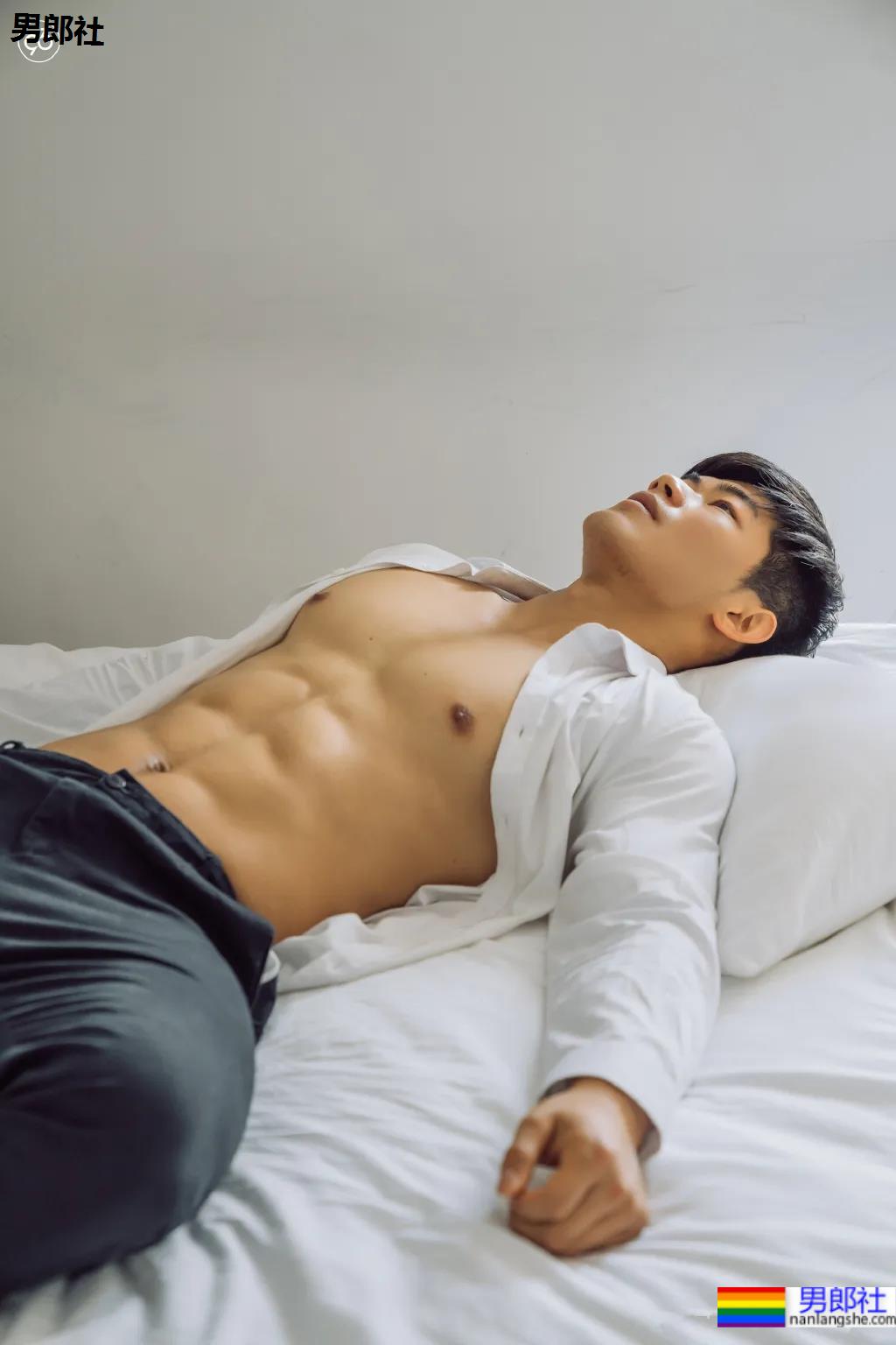 小麦色腹肌大男孩,这个身材有点炸! - 51虹马 小麦色腹肌大男孩,这个身材有点炸! - 51虹马