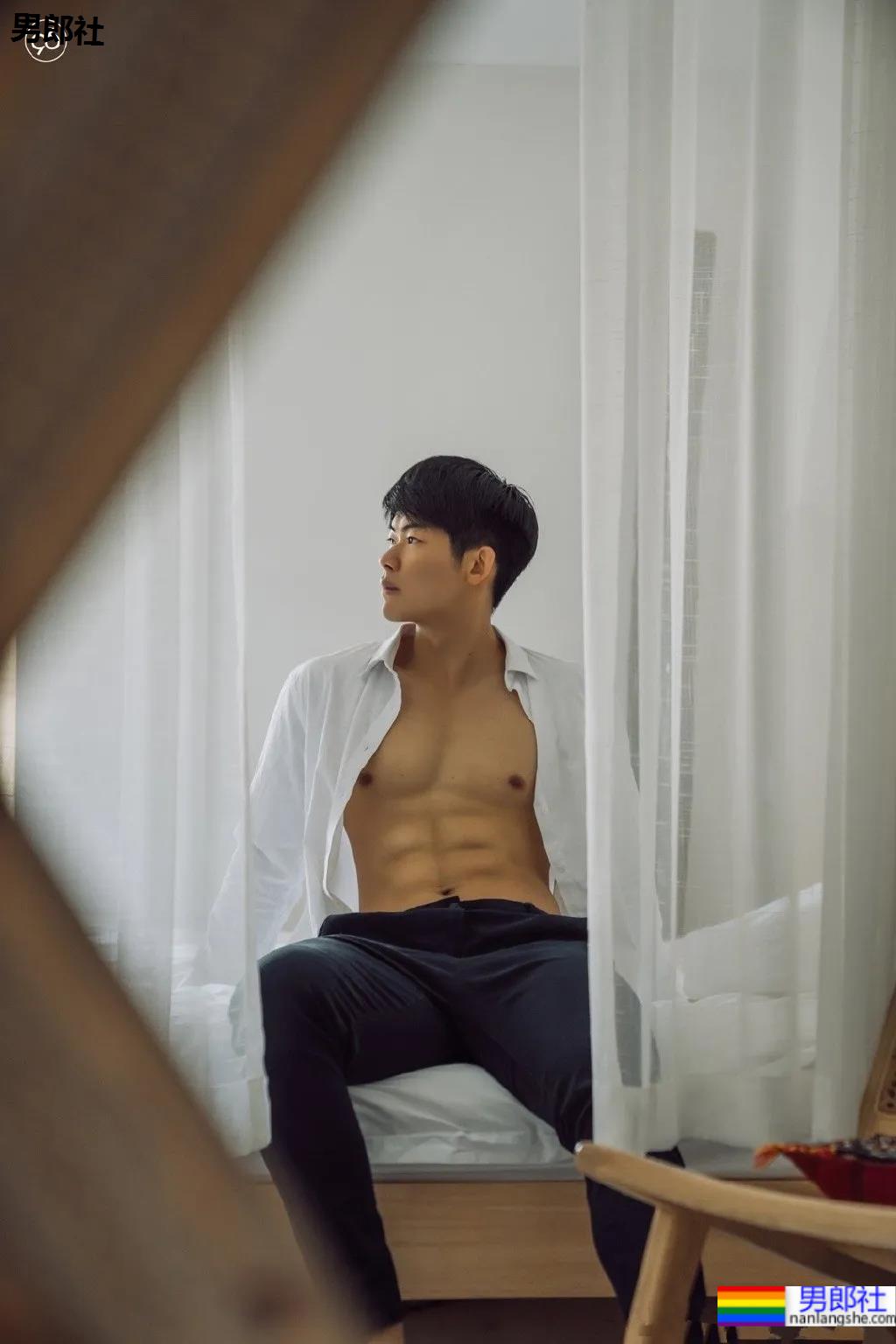 小麦色腹肌大男孩,这个身材有点炸! - 51虹马 小麦色腹肌大男孩,这个身材有点炸! - 51虹马