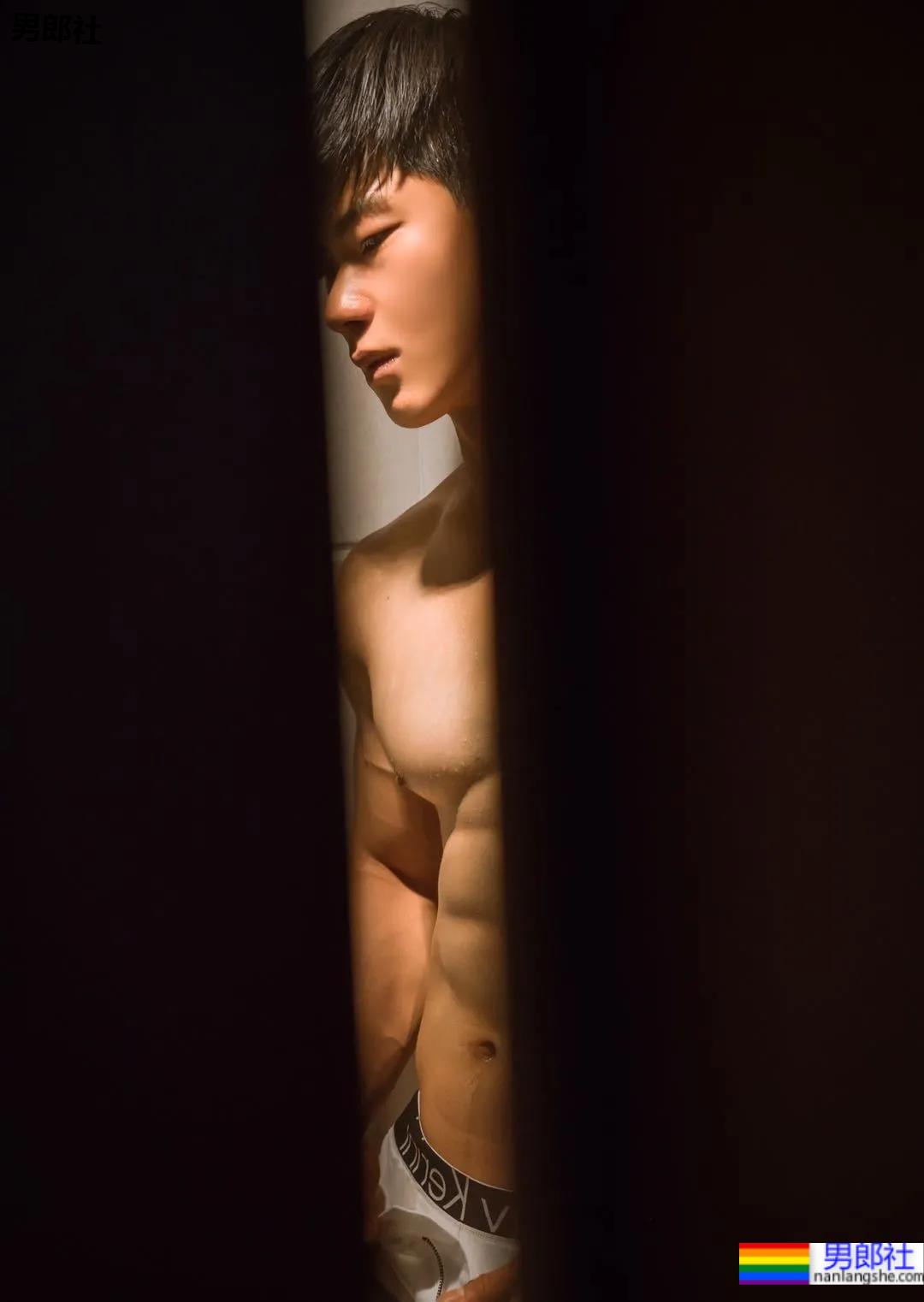 小麦色腹肌大男孩,这个身材有点炸! - 51虹马 小麦色腹肌大男孩,这个身材有点炸! - 51虹马