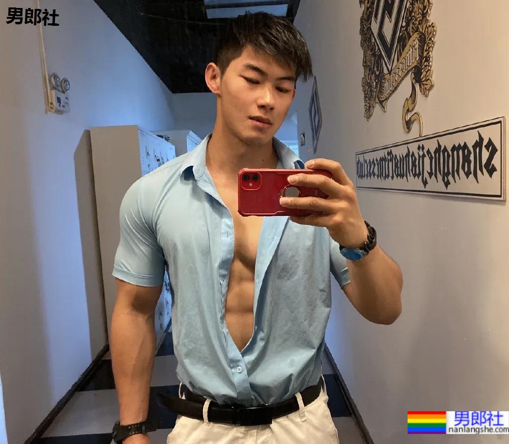 小麦色腹肌大男孩,这个身材有点炸! - 51虹马 小麦色腹肌大男孩,这个身材有点炸! - 51虹马