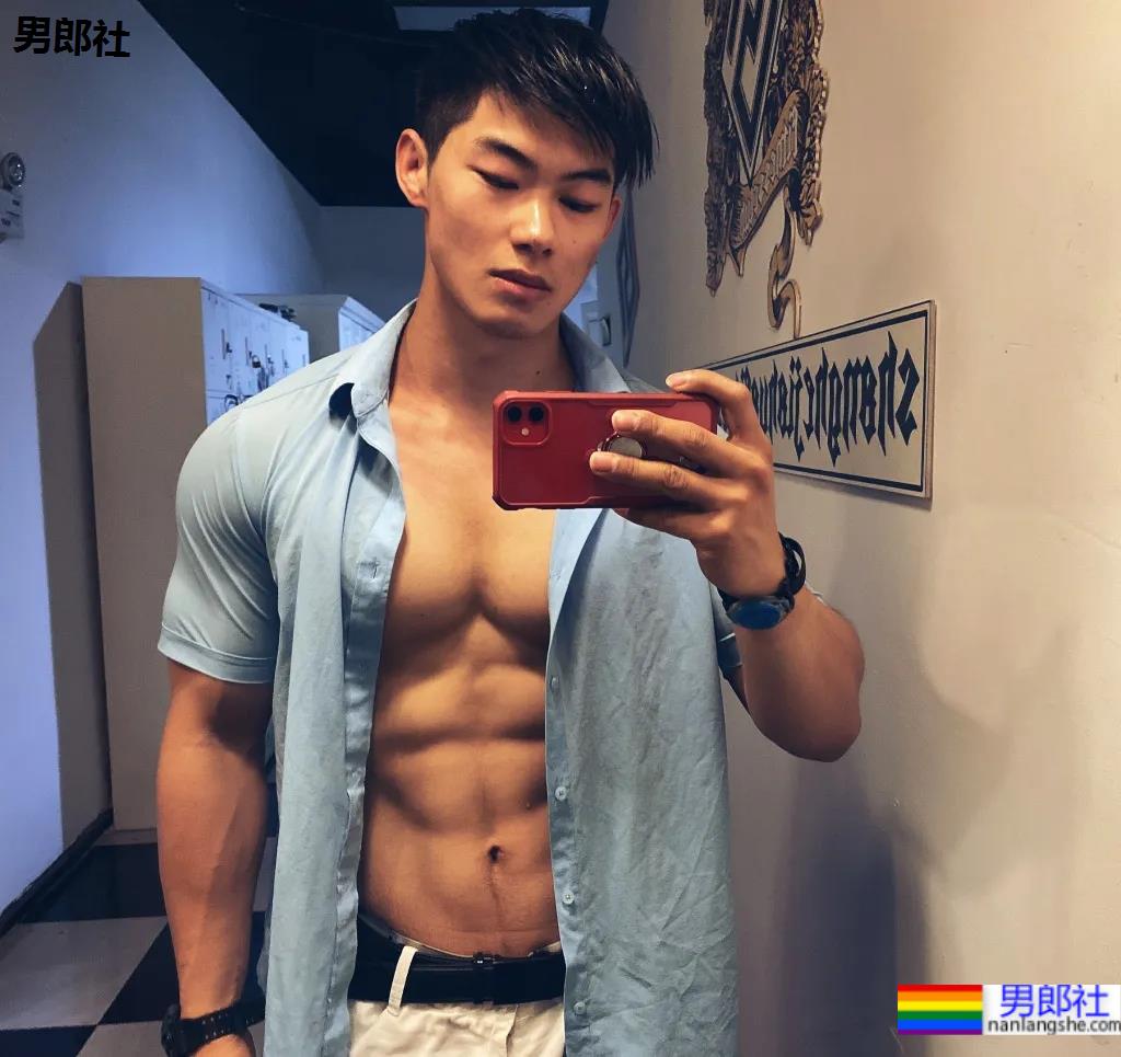 小麦色腹肌大男孩,这个身材有点炸! - 51虹马 小麦色腹肌大男孩,这个身材有点炸! - 51虹马