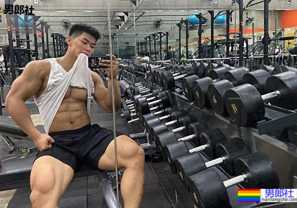 小麦色腹肌大男孩,这个身材有点炸! - 51虹马 小麦色腹肌大男孩,这个身材有点炸! - 51虹马