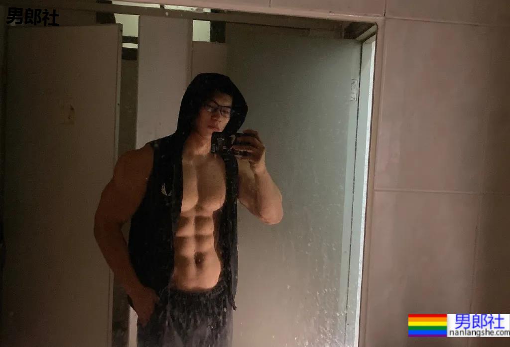 小麦色腹肌大男孩,这个身材有点炸! - 51虹马 小麦色腹肌大男孩,这个身材有点炸! - 51虹马