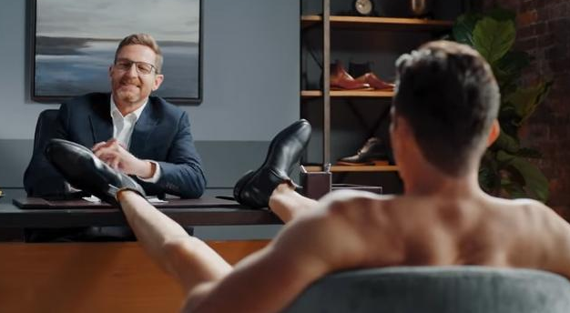 金钢狼又脱了！卸下狼爪与X战服，休杰克曼「只」穿皮靴好爱好自在-51虹马