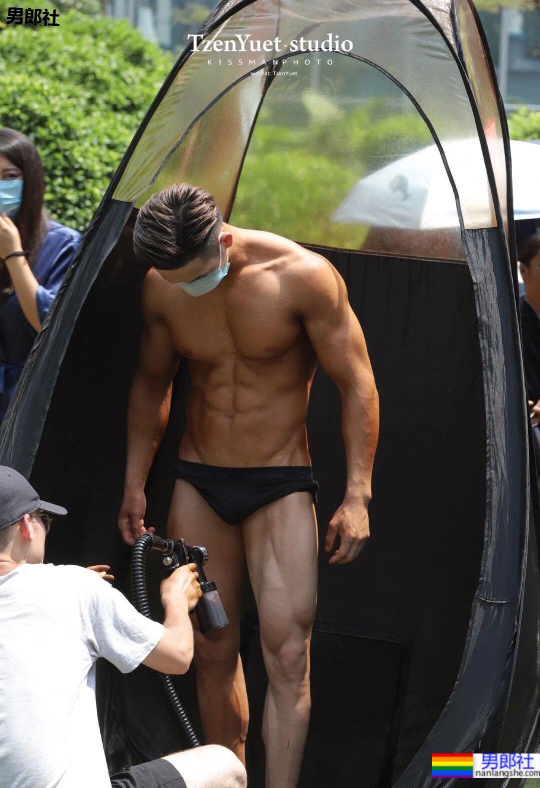 健美比赛后台实拍，抹油前的肌肉身材到底怎么样呢？-51虹马