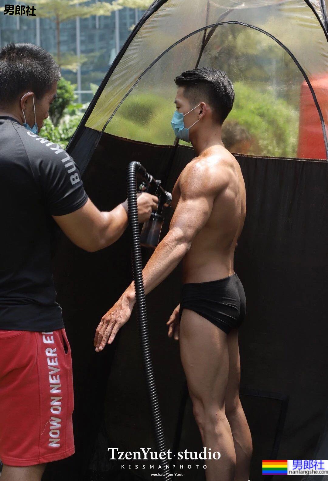 健美比赛后台实拍，抹油前的肌肉身材到底怎么样呢？ - 51虹马