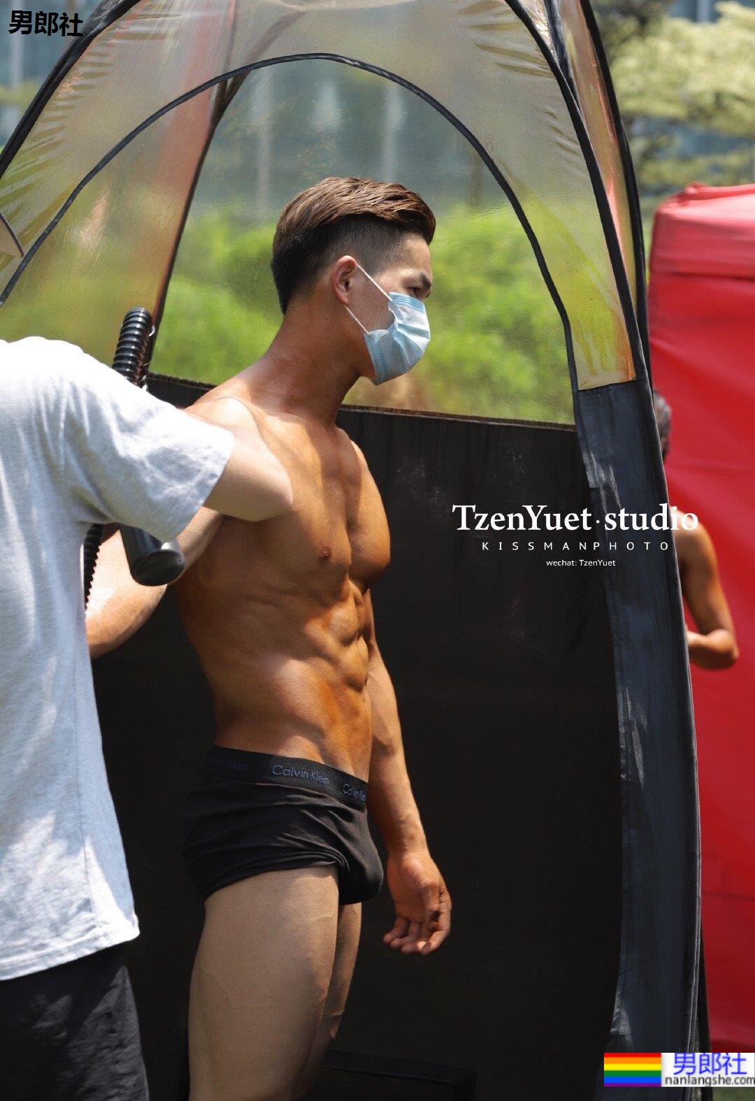 健美比赛后台实拍，抹油前的肌肉身材到底怎么样呢？ - 51虹马