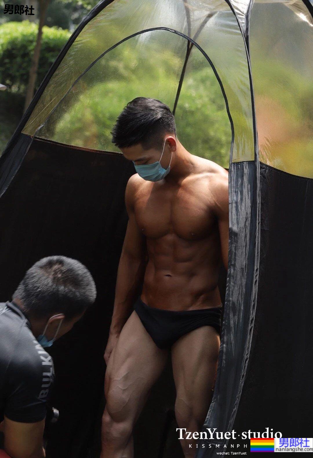 健美比赛后台实拍，抹油前的肌肉身材到底怎么样呢？ - 51虹马