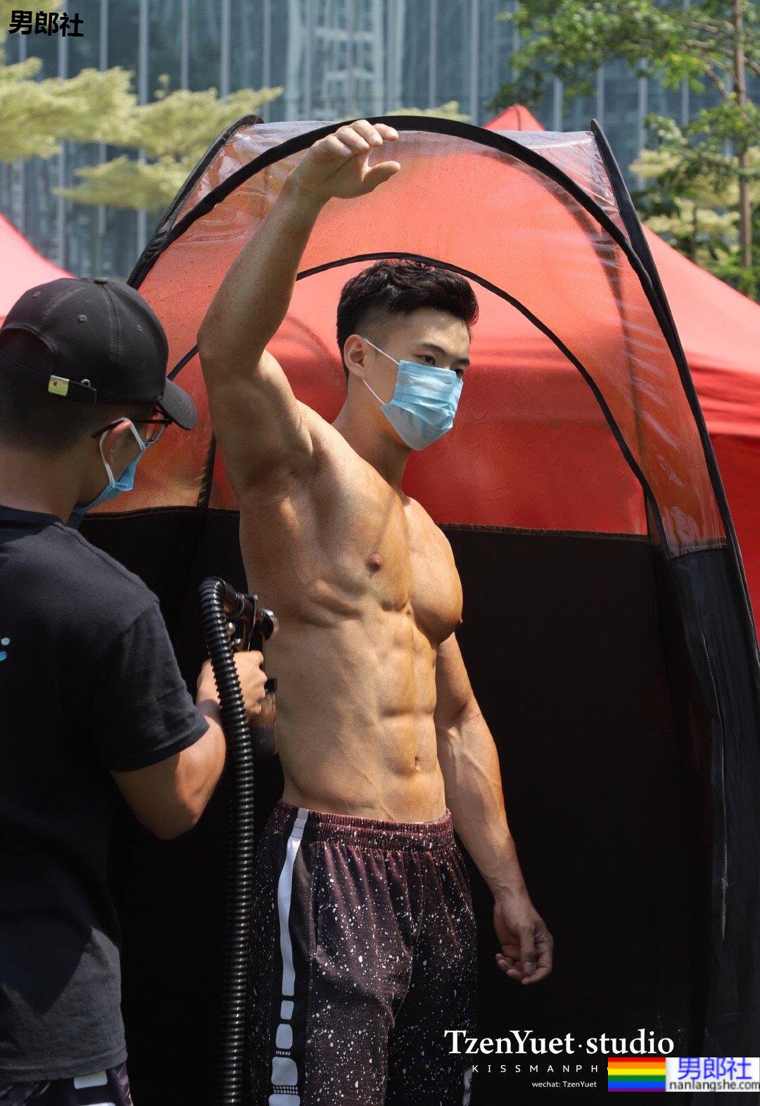 健美比赛后台实拍，抹油前的肌肉身材到底怎么样呢？ - 51虹马