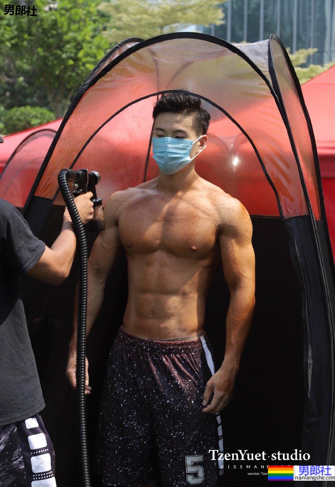 健美比赛后台实拍，抹油前的肌肉身材到底怎么样呢？ - 51虹马