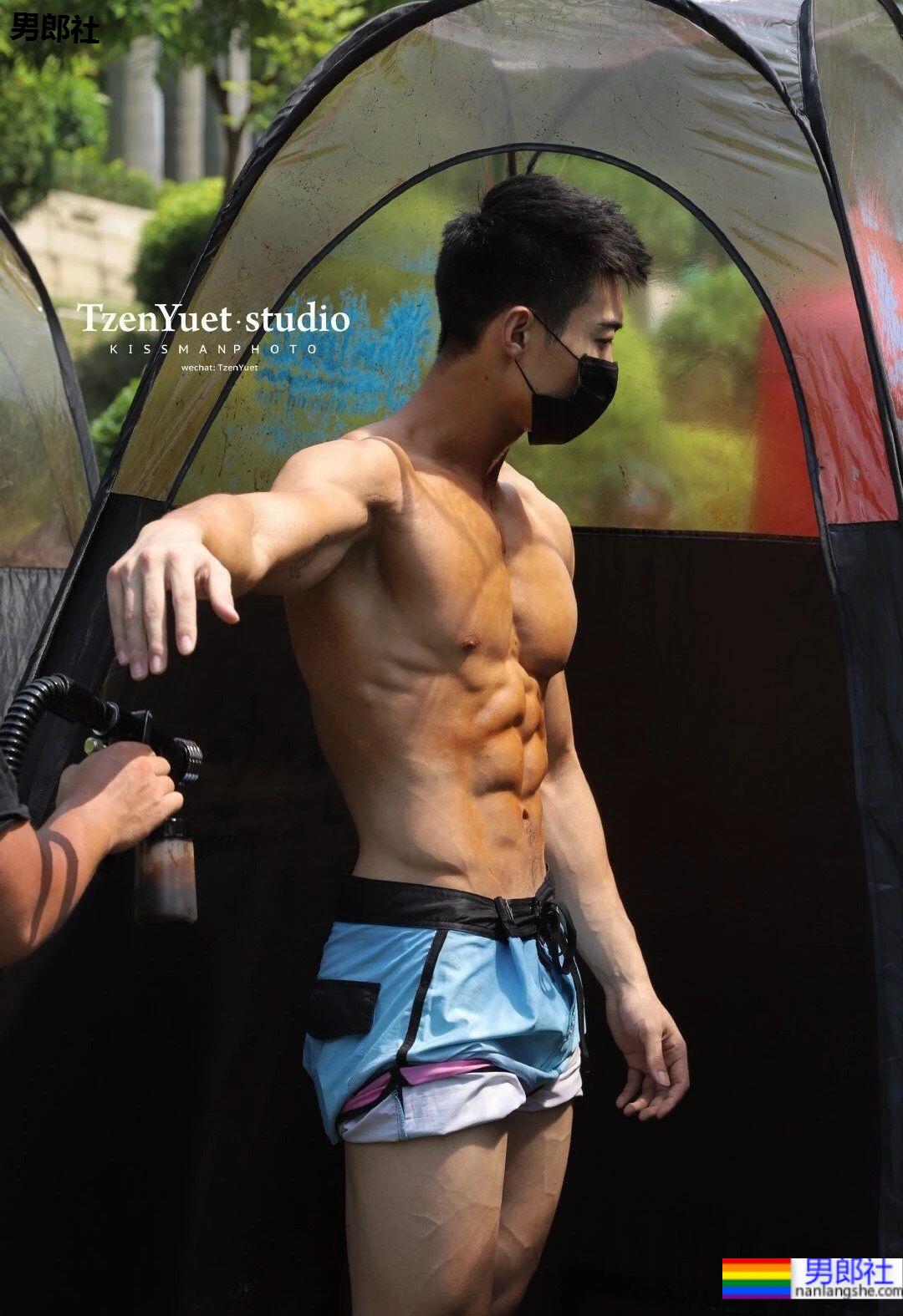 健美比赛后台实拍，抹油前的肌肉身材到底怎么样呢？ - 51虹马