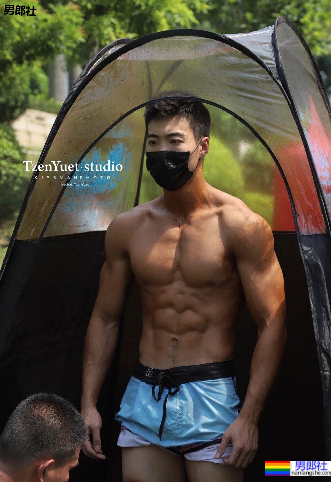 健美比赛后台实拍，抹油前的肌肉身材到底怎么样呢？ - 51虹马