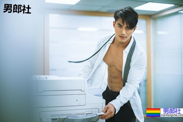 专访｜胸肌撑爆制服钮扣的挺鼻巨巨上班族：浓眉抖M西装控－约翰John-51虹马