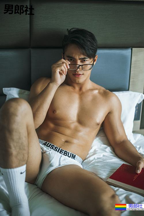 专访｜胸肌撑爆制服钮扣的挺鼻巨巨上班族：浓眉抖M西装控－约翰John - 51虹马