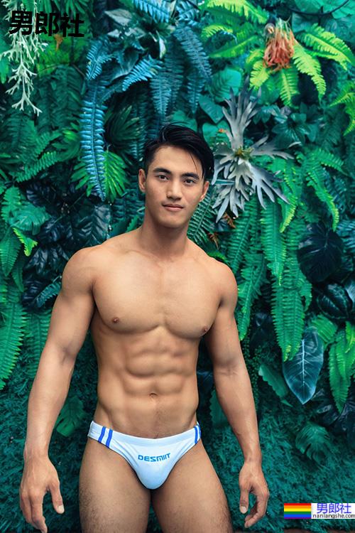 专访｜胸肌撑爆制服钮扣的挺鼻巨巨上班族：浓眉抖M西装控－约翰John - 51虹马