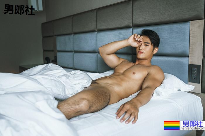 专访｜胸肌撑爆制服钮扣的挺鼻巨巨上班族：浓眉抖M西装控－约翰John - 51虹马