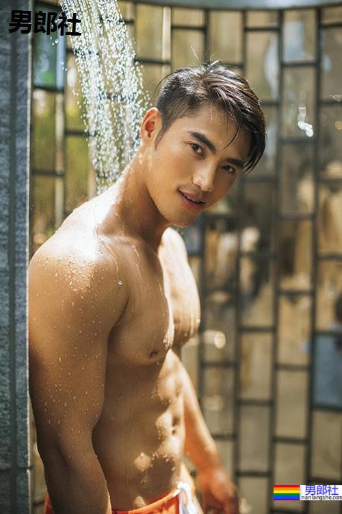 专访｜胸肌撑爆制服钮扣的挺鼻巨巨上班族：浓眉抖M西装控－约翰John - 51虹马