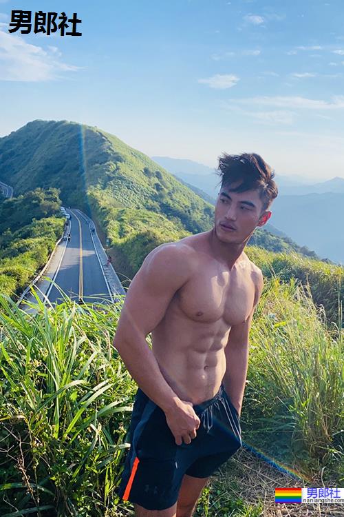 专访｜胸肌撑爆制服钮扣的挺鼻巨巨上班族：浓眉抖M西装控－约翰John - 51虹马