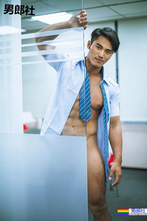 专访｜胸肌撑爆制服钮扣的挺鼻巨巨上班族：浓眉抖M西装控－约翰John - 51虹马