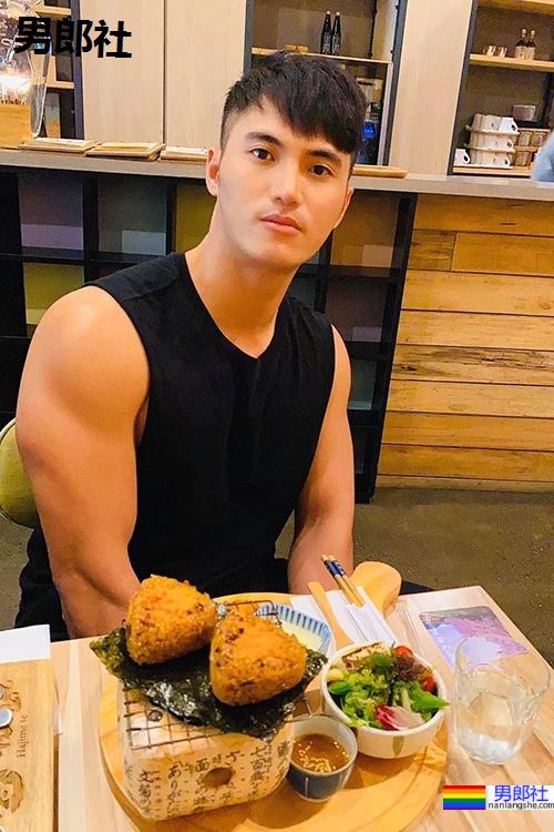 专访｜胸肌撑爆制服钮扣的挺鼻巨巨上班族：浓眉抖M西装控－约翰John - 51虹马