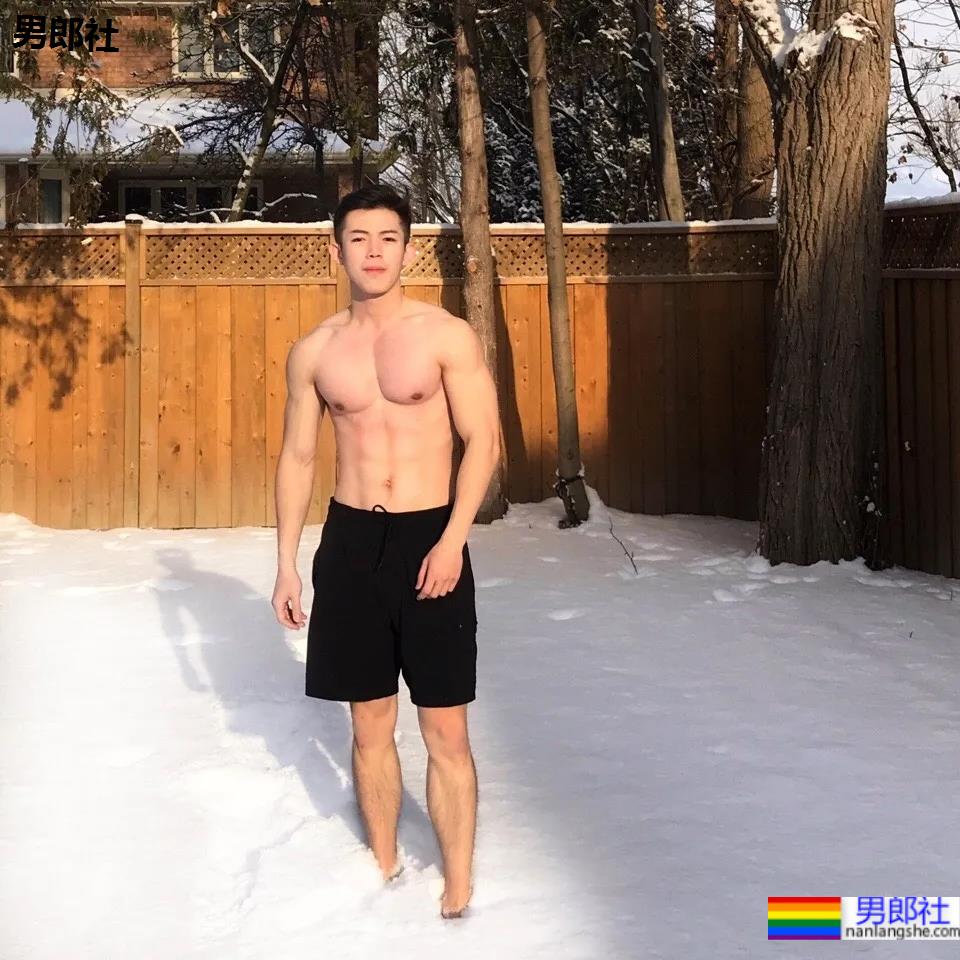 筋肉腹肌小哥雪地光膀子秀肌肉！网友：这身牛奶肌真香！-51虹马