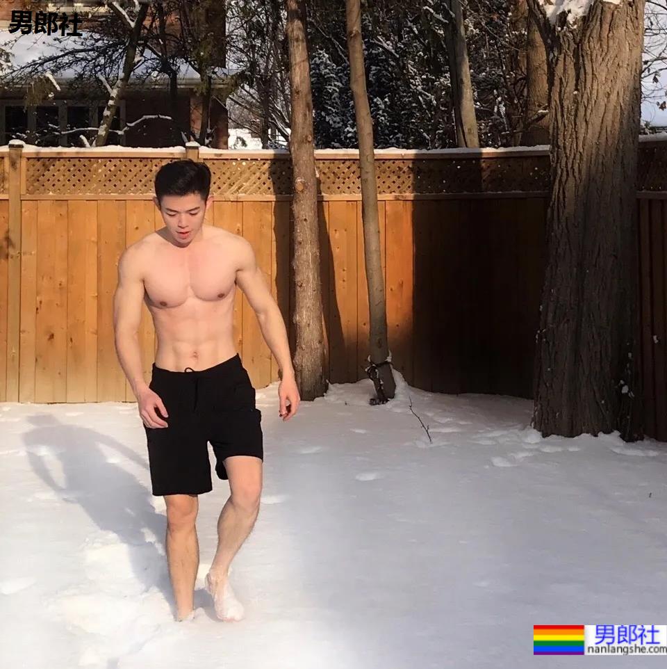 筋肉腹肌小哥雪地光膀子秀肌肉！网友：这身牛奶肌真香！ - 51虹马