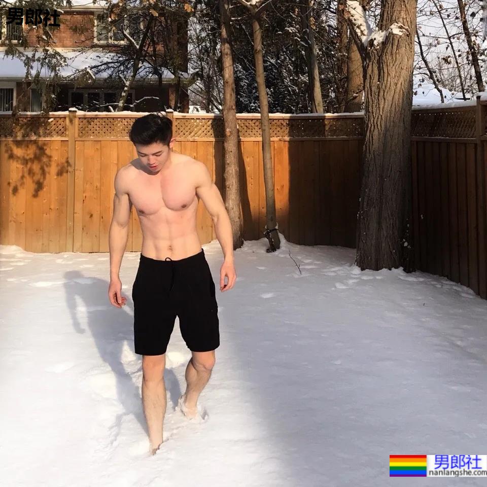 筋肉腹肌小哥雪地光膀子秀肌肉！网友：这身牛奶肌真香！ - 51虹马