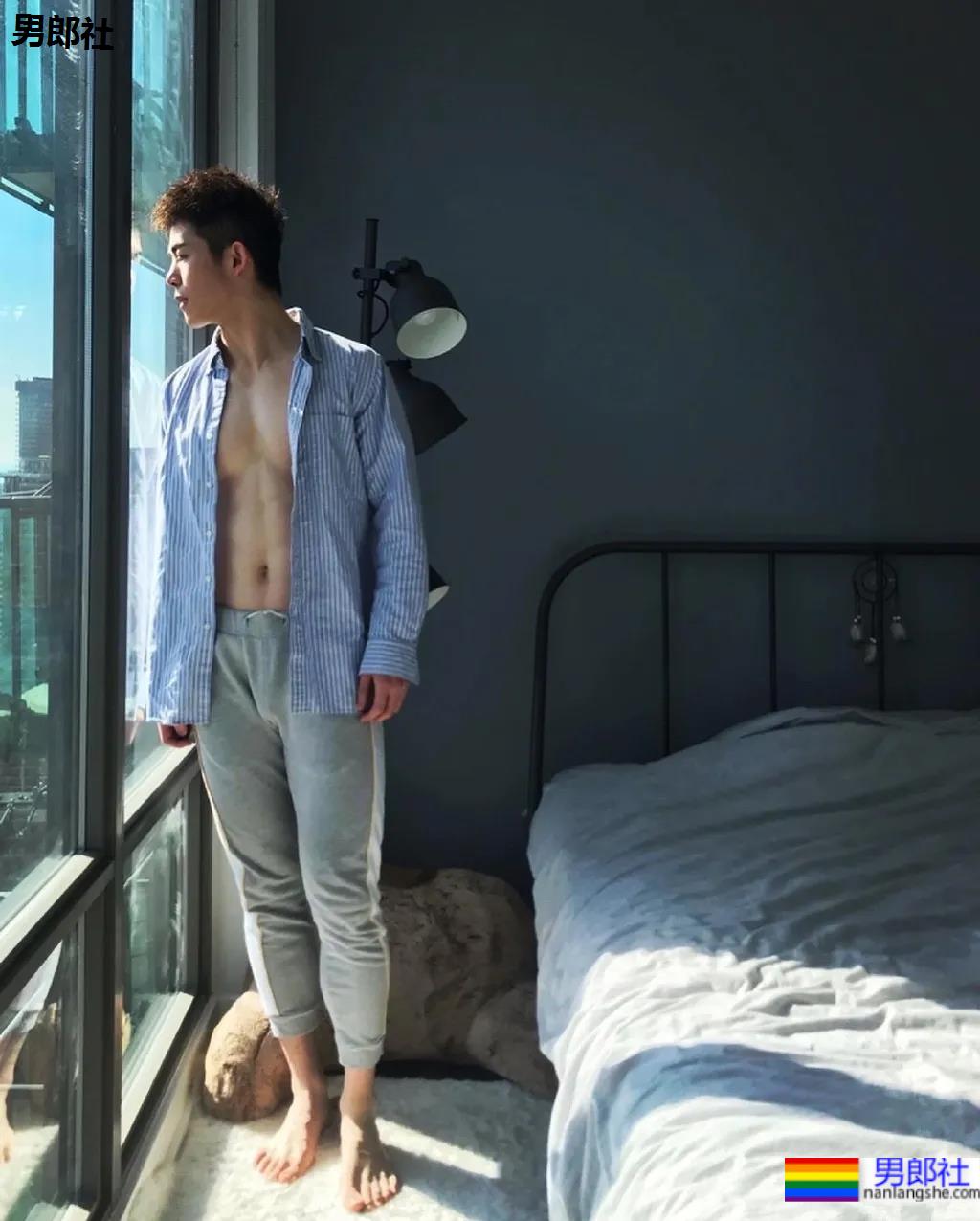 筋肉腹肌小哥雪地光膀子秀肌肉！网友：这身牛奶肌真香！ - 51虹马