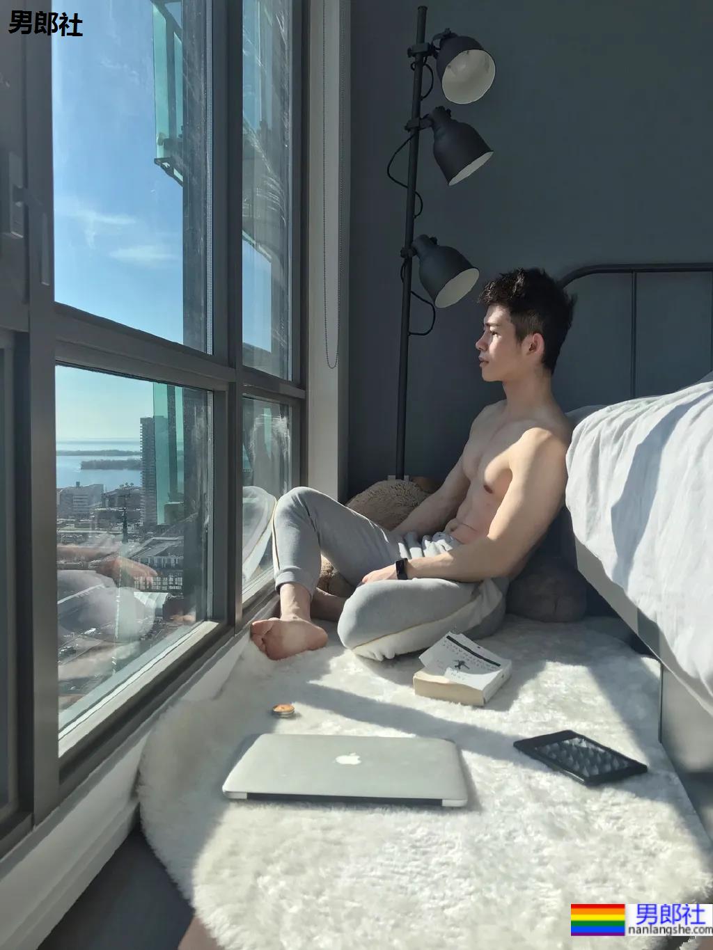 筋肉腹肌小哥雪地光膀子秀肌肉！网友：这身牛奶肌真香！ - 51虹马