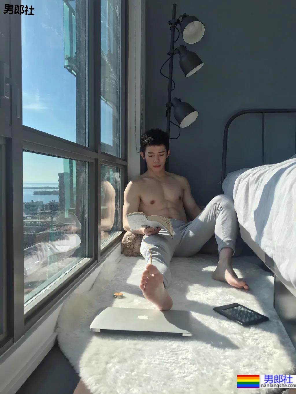 筋肉腹肌小哥雪地光膀子秀肌肉！网友：这身牛奶肌真香！ - 51虹马