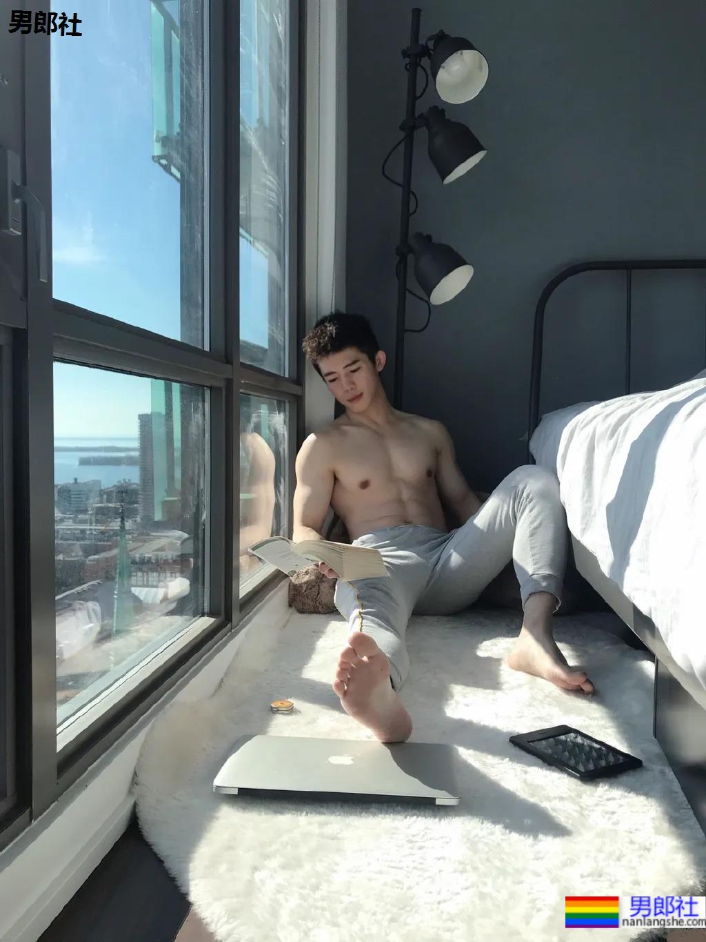 筋肉腹肌小哥雪地光膀子秀肌肉！网友：这身牛奶肌真香！ - 51虹马