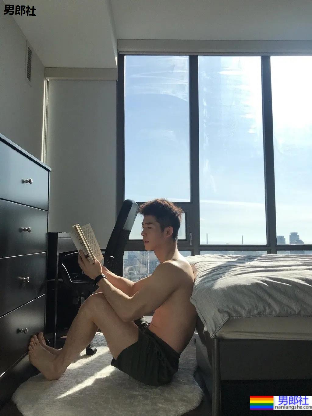 筋肉腹肌小哥雪地光膀子秀肌肉！网友：这身牛奶肌真香！ - 51虹马