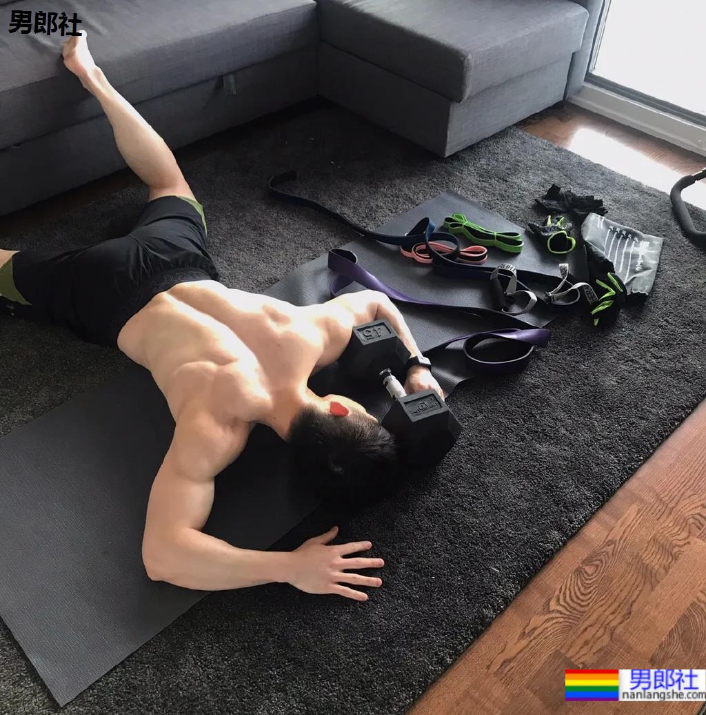 筋肉腹肌小哥雪地光膀子秀肌肉！网友：这身牛奶肌真香！ - 51虹马