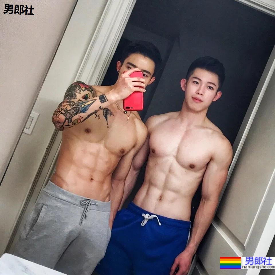 筋肉腹肌小哥雪地光膀子秀肌肉！网友：这身牛奶肌真香！ - 51虹马