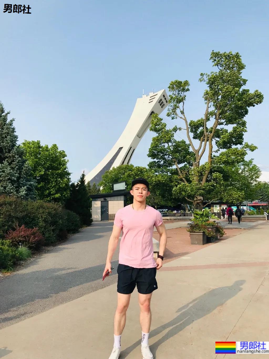 筋肉腹肌小哥雪地光膀子秀肌肉！网友：这身牛奶肌真香！ - 51虹马