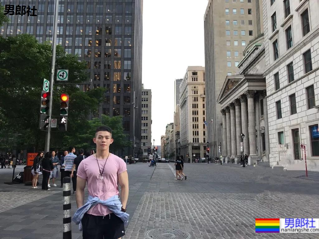 筋肉腹肌小哥雪地光膀子秀肌肉！网友：这身牛奶肌真香！ - 51虹马