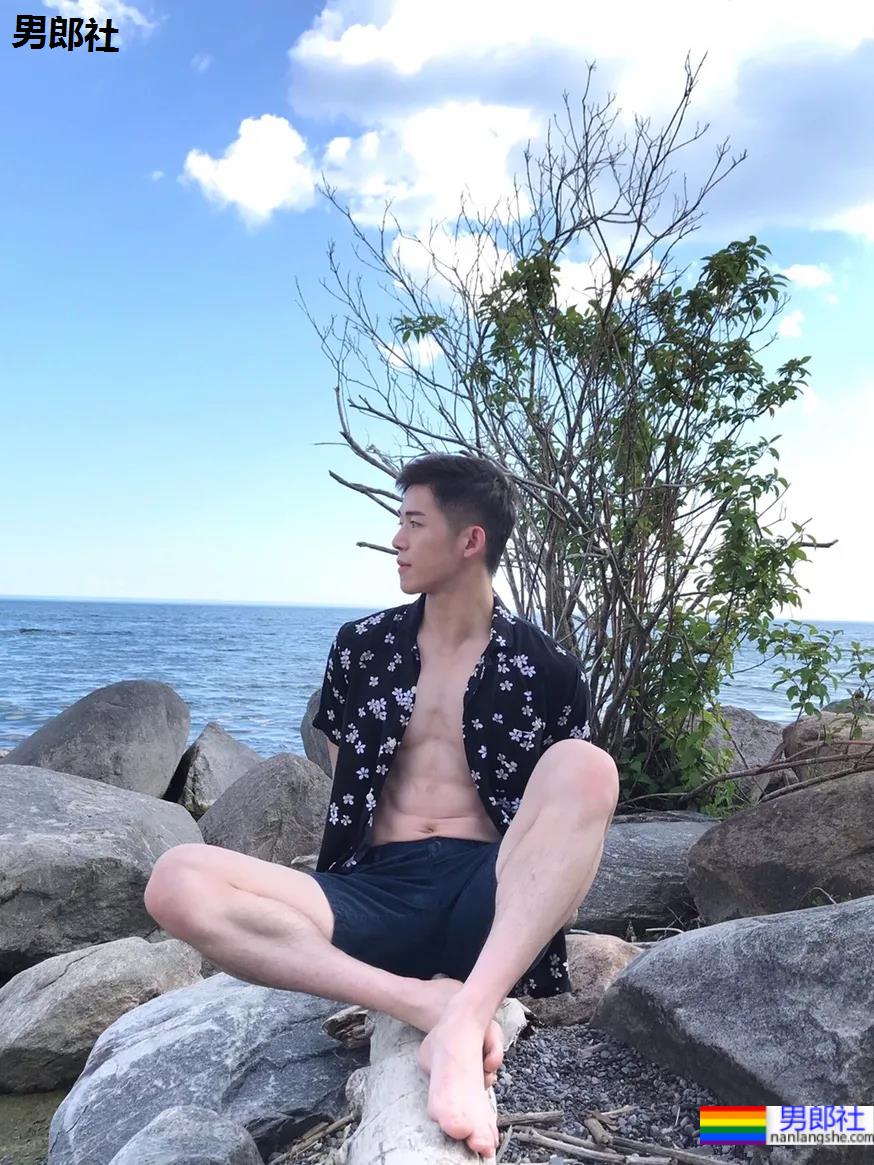 筋肉腹肌小哥雪地光膀子秀肌肉！网友：这身牛奶肌真香！ - 51虹马