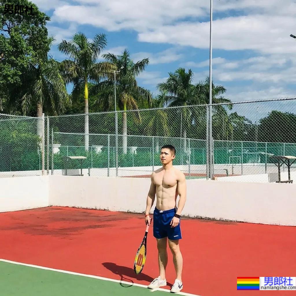 筋肉腹肌小哥雪地光膀子秀肌肉！网友：这身牛奶肌真香！ - 51虹马