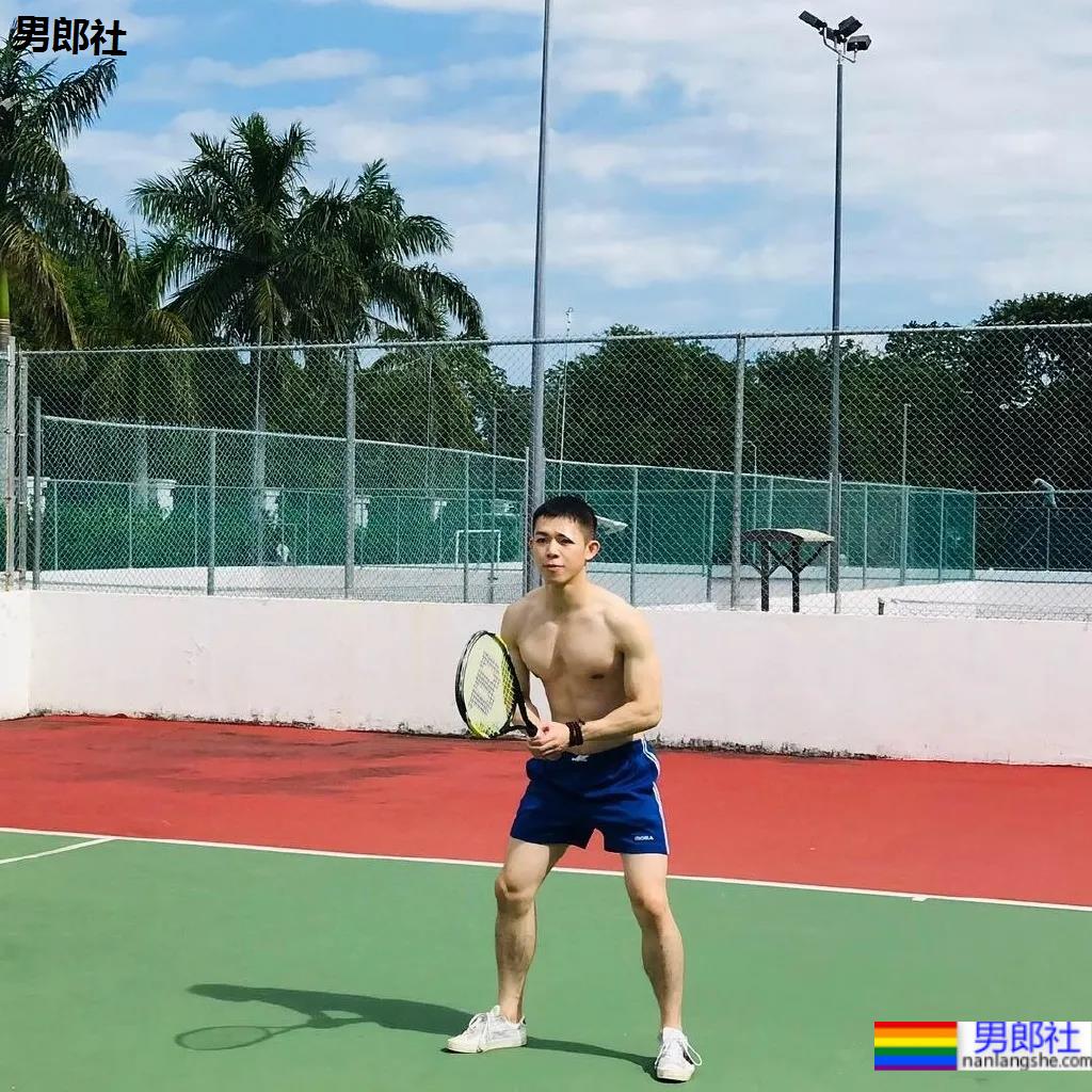 筋肉腹肌小哥雪地光膀子秀肌肉！网友：这身牛奶肌真香！ - 51虹马