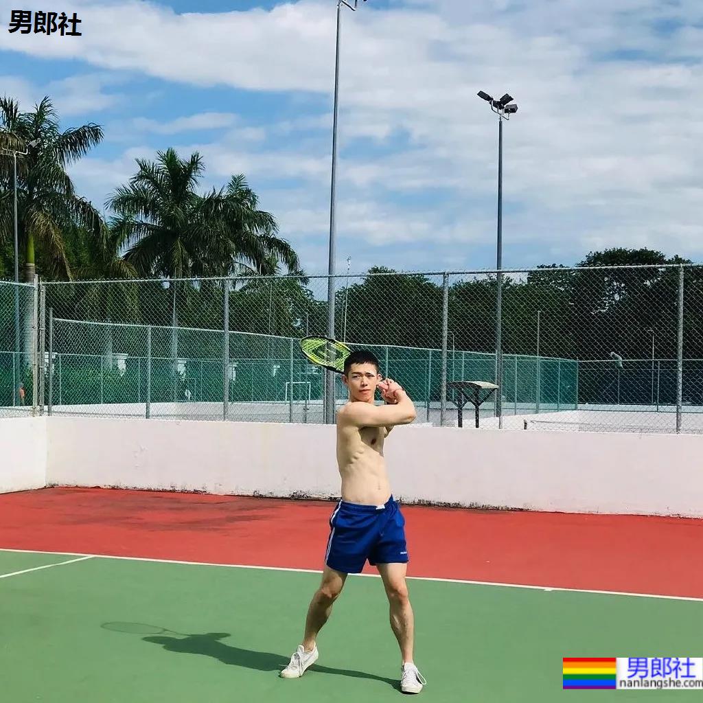 筋肉腹肌小哥雪地光膀子秀肌肉！网友：这身牛奶肌真香！ - 51虹马