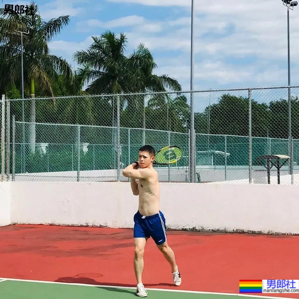 筋肉腹肌小哥雪地光膀子秀肌肉！网友：这身牛奶肌真香！ - 51虹马