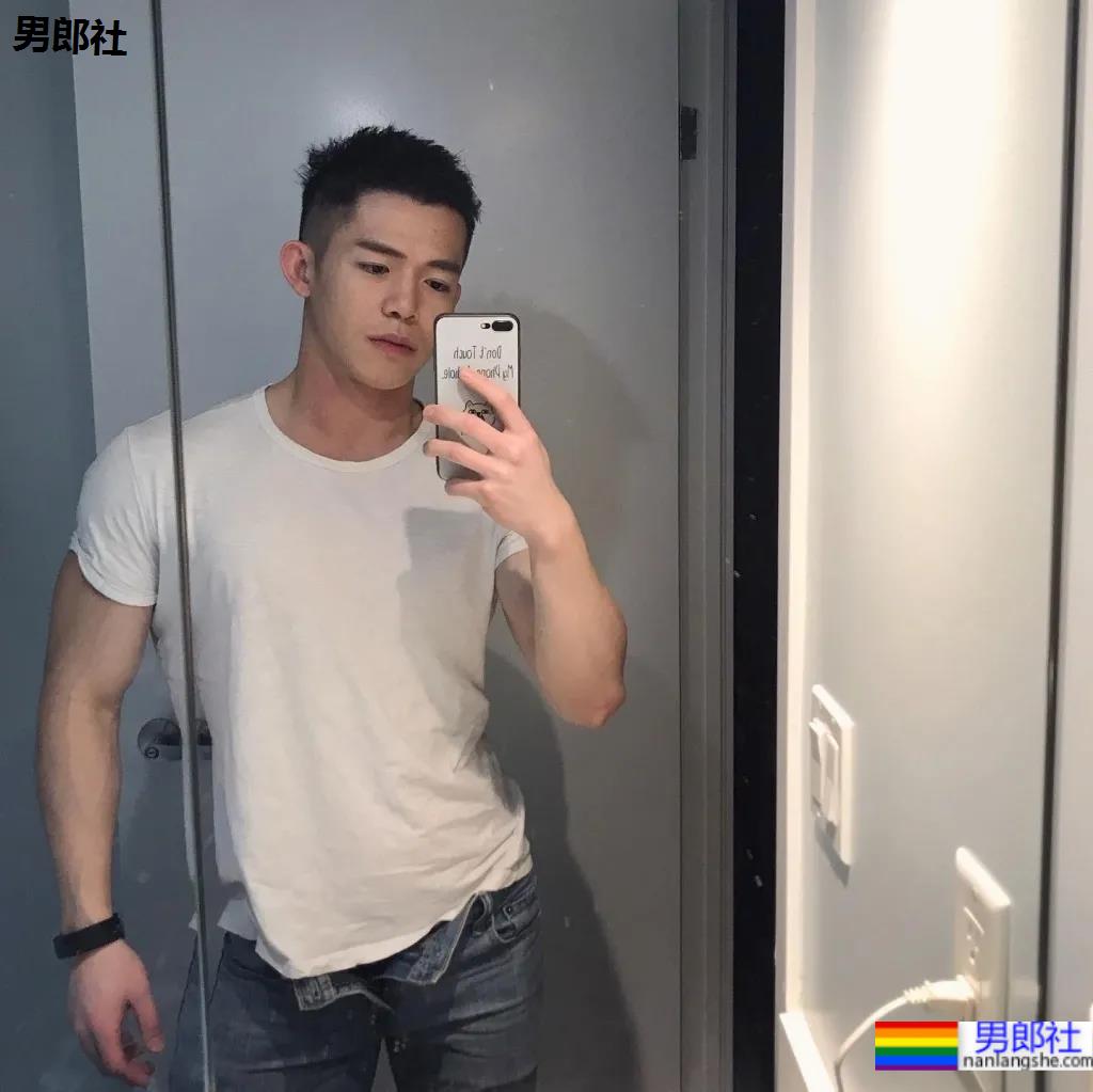 筋肉腹肌小哥雪地光膀子秀肌肉！网友：这身牛奶肌真香！ - 51虹马